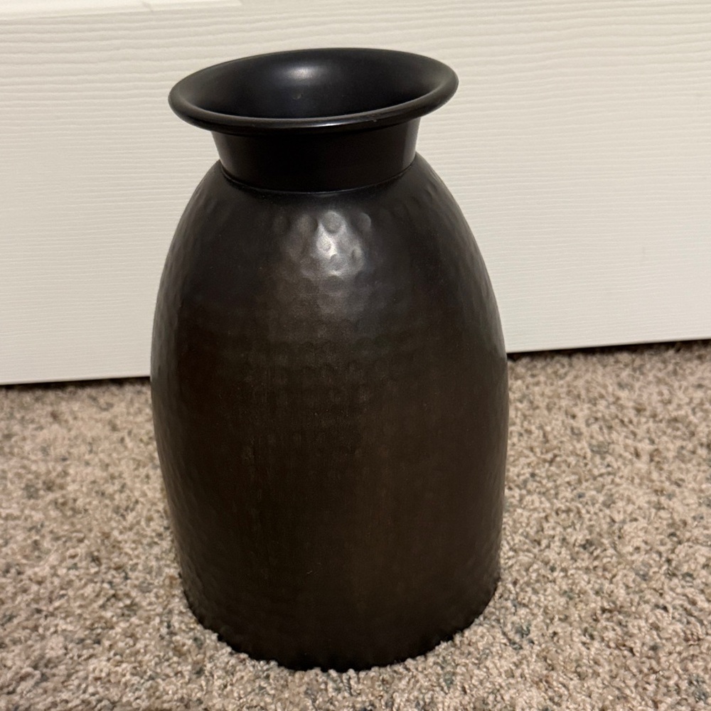 HAMMERED METAL VASE DECORATION